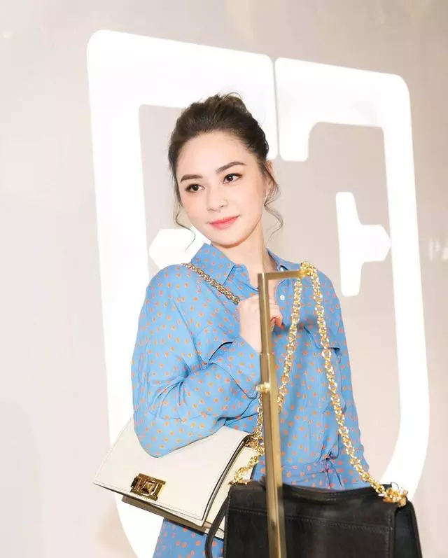 阿嬌終於穿對了!高腰長裙配丸子頭凹出好比例,婚後美得煥然一新
