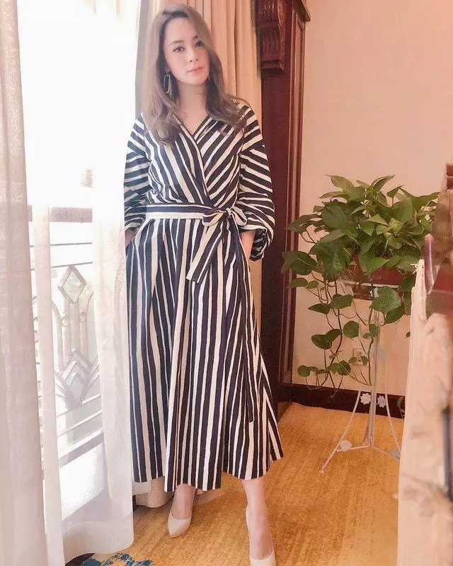 阿嬌終於穿對了!高腰長裙配丸子頭凹出好比例,婚後美得煥然一新