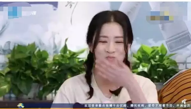 《奔跑吧》上熱搜,佘詩曼玩遊戲超拼,直接把王彥霖的頭按進泥潭