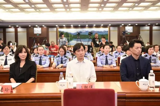 劉嘉玲陪梁朝偉甜蜜現身,男神一臉滄桑笑得好呆萌