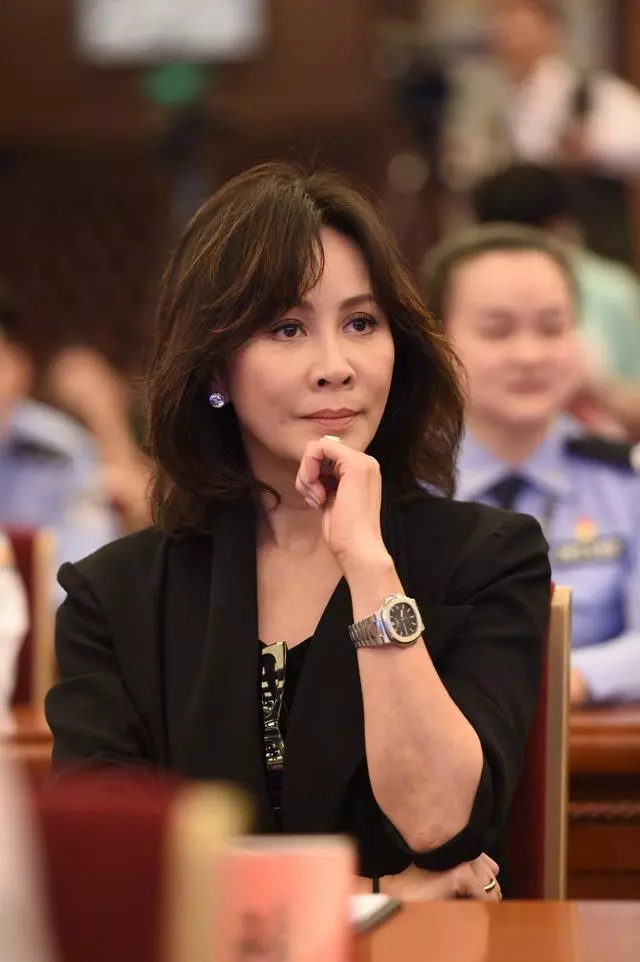 劉嘉玲陪梁朝偉甜蜜現身,男神一臉滄桑笑得好呆萌