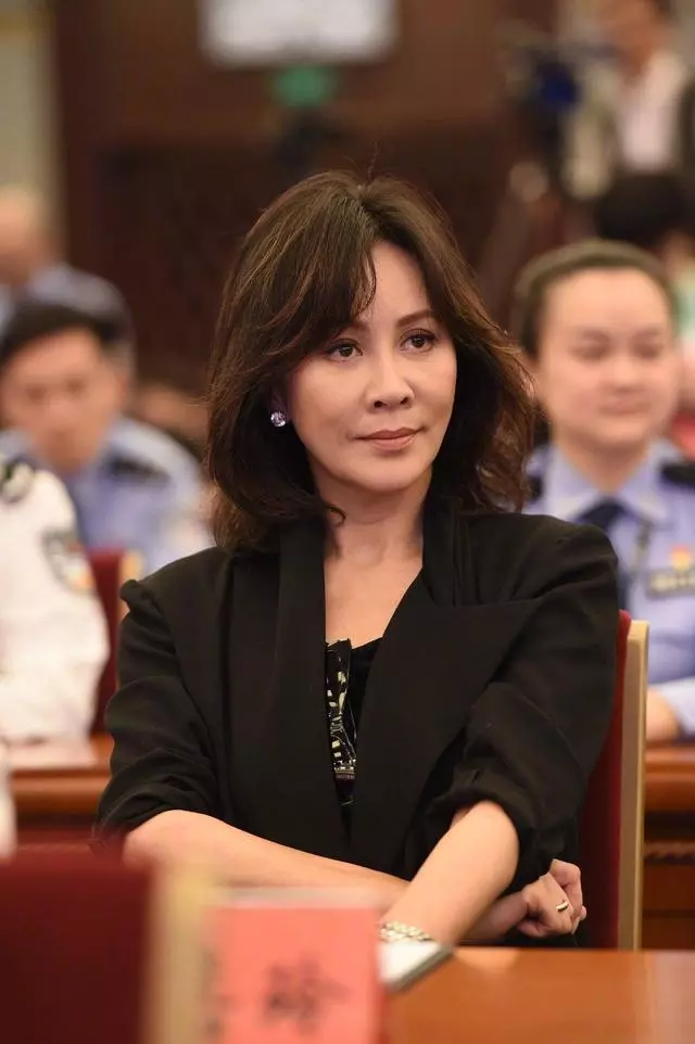劉嘉玲陪梁朝偉甜蜜現身,男神一臉滄桑笑得好呆萌