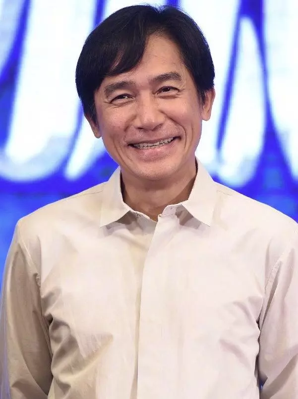 劉嘉玲陪梁朝偉甜蜜現身,男神一臉滄桑笑得好呆萌