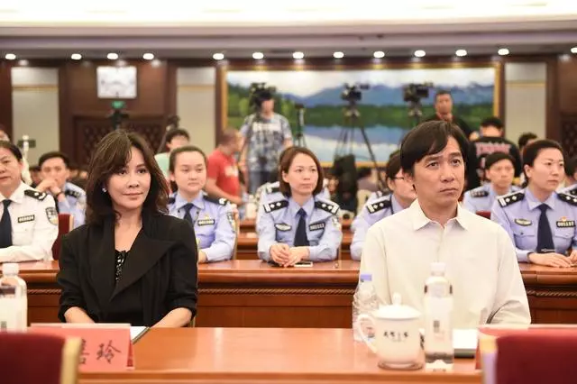 劉嘉玲陪梁朝偉甜蜜現身,男神一臉滄桑笑得好呆萌