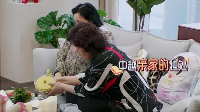 鍾麗緹越南媽媽罕見亮相!妝容精緻超亮眼,張倫碩卻吐槽她胖!