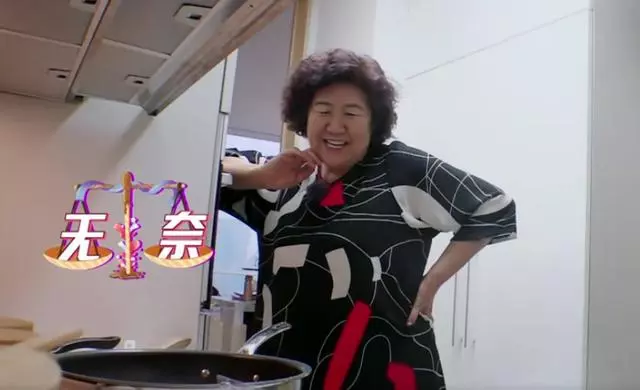 鍾麗緹越南媽媽罕見亮相!妝容精緻超亮眼,張倫碩卻吐槽她胖!