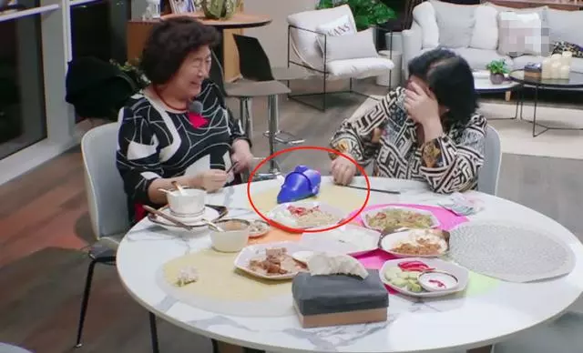 鍾麗緹越南媽媽罕見亮相!妝容精緻超亮眼,張倫碩卻吐槽她胖!