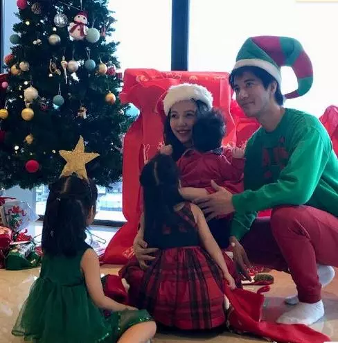 王力宏女兒正面照首曝光,同款洋裝可愛無敵,才5歲就上才藝班!