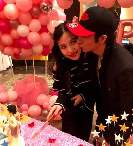 王力宏女兒正面照首曝光,同款洋裝可愛無敵,才5歲就上才藝班!
