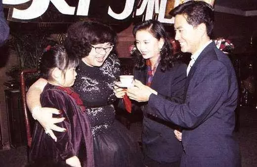 58歲前亞視一哥陳庭威「保養極佳」氣質越發土豪,至今拒結婚長居國外~~~