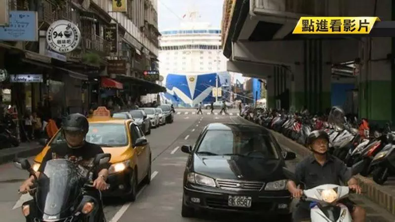 基隆港陸上行舟奇景 民眾搶拍:比懸日有趣