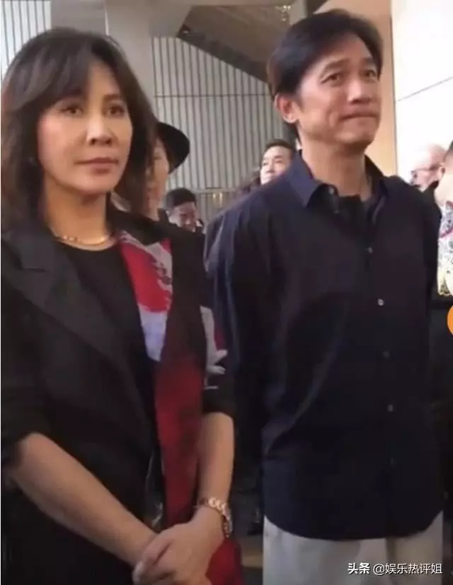 梁朝偉機場巧遇梁家輝,兩個影帝實在太低調了,都是平民打扮!