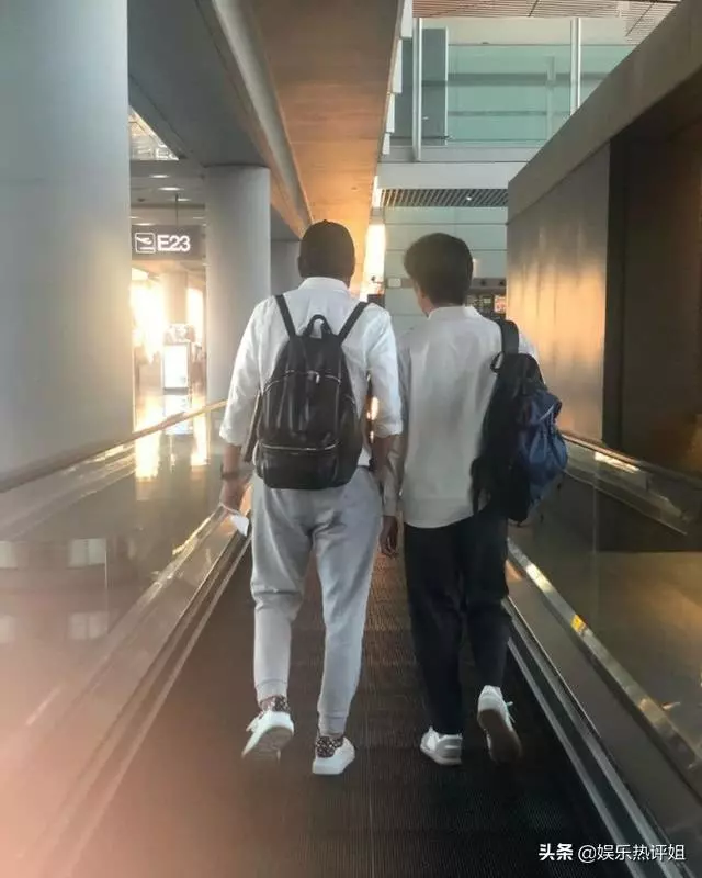 梁朝偉機場巧遇梁家輝,兩個影帝實在太低調了,都是平民打扮!