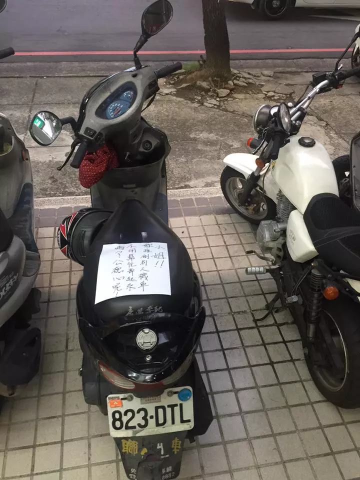 他的愛車「被惡意推倒」7PUPU留字條給對方 隔天對方「回話道歉」卻讓他氣瘋了