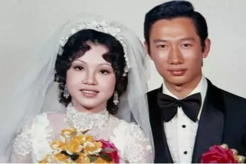 一生只愛一人,妻子去世29年,每年第一天必須攜全家拜祭亡妻