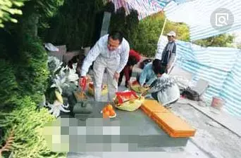 一生只愛一人,妻子去世29年,每年第一天必須攜全家拜祭亡妻
