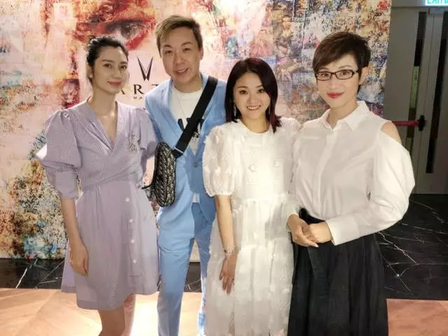 身穿一件淡色的束腰短裙,看上去十分的漂亮有氣質,鏡頭拉近一看... 47歲的洪欣狀態不敵51歲陳法蓉!