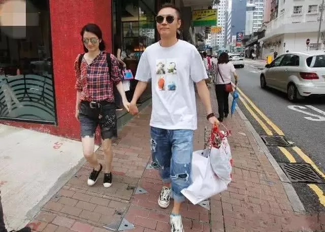身穿一件淡色的束腰短裙,看上去十分的漂亮有氣質,鏡頭拉近一看... 47歲的洪欣狀態不敵51歲陳法蓉!