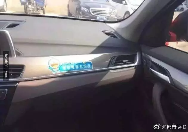 他讓「10年紅粉知己」坐副駕「女友坐後座」暴怒!上網求救,網友 :你活該!