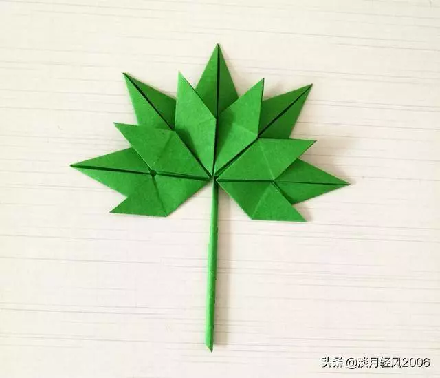 幼兒園手工,一張彩紙折出美麗的楓葉,簡單易學