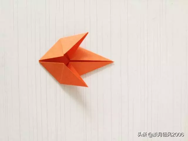 幼兒園手工,一張彩紙折出美麗的楓葉,簡單易學