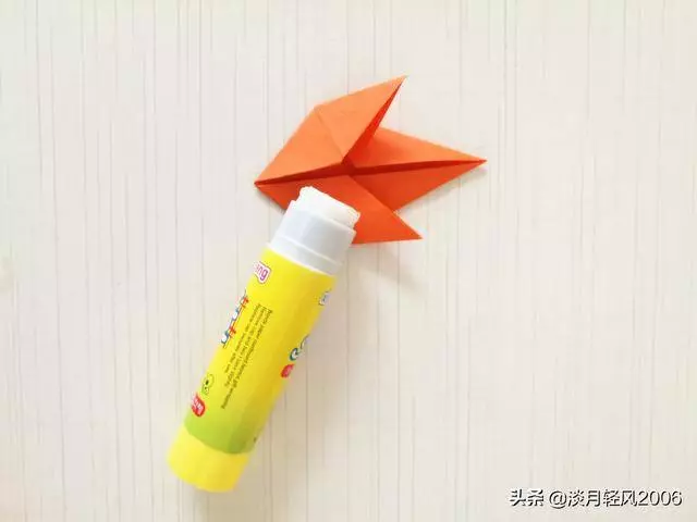 幼兒園手工,一張彩紙折出美麗的楓葉,簡單易學
