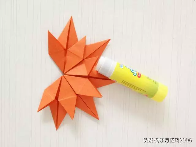 幼兒園手工,一張彩紙折出美麗的楓葉,簡單易學