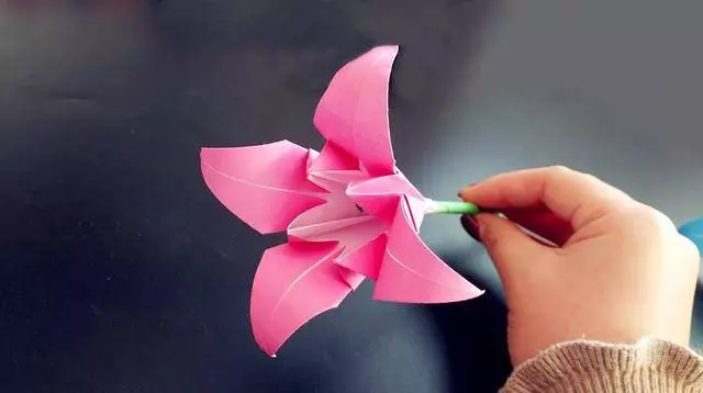 清新脫俗的百合花,做法簡單小朋友也能學會,手工摺紙