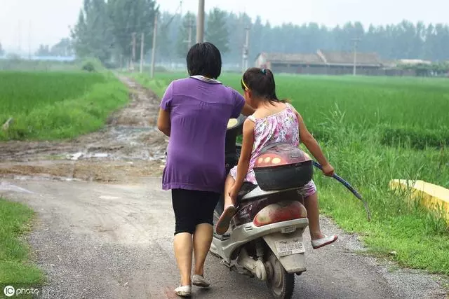 人販子新套路:寶媽遇到3種情況,別哭喊!牽牢孩子的手最重要