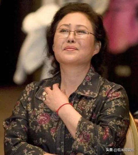 曾是著名影后,嫁導演遭家暴,三婚嫁大16歲男友,69歲坐輪椅度日