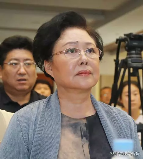 曾是著名影后,嫁導演遭家暴,三婚嫁大16歲男友,69歲坐輪椅度日