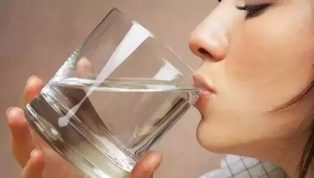 早晨空腹飲水很養生?專家提醒:這4點不注意,喝了就等於白喝!