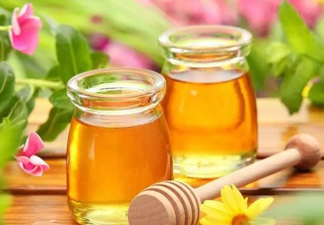 蜂蜜水怎么喝什麼時候喝?超過這個溫度易致癌,教你正確喝蜂蜜水