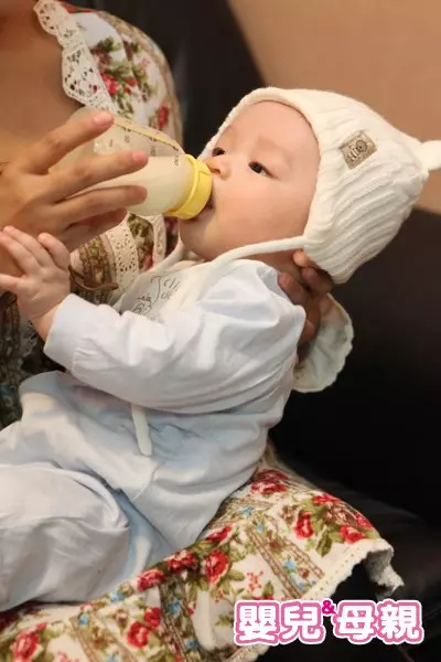 新手媽的疑惑!嬰兒喝奶「永遠剩下30cc」泡再多都剩 他出面解答:他們是故意剩的~