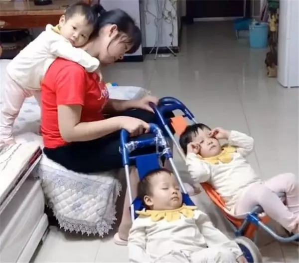妻子和母親照顧3胞胎,妻子卻經常抱怨累 出差提前回家丈夫當場淚目:對不起老婆