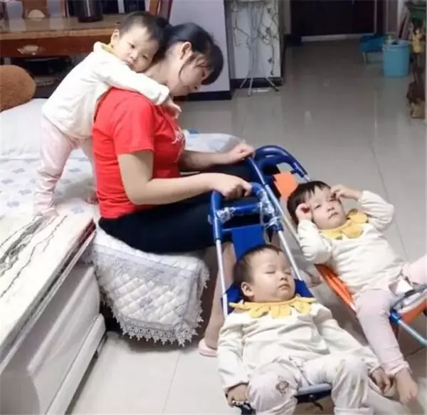 妻子和母親照顧3胞胎,妻子卻經常抱怨累 出差提前回家丈夫當場淚目:對不起老婆