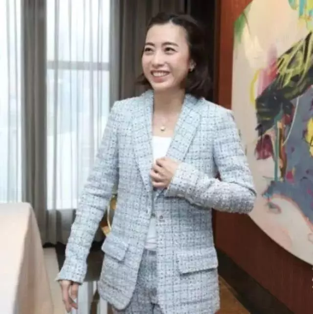 四百億富婆甘比現身開會,髮型邋遢像村姑,把十萬衣服穿成地攤貨!