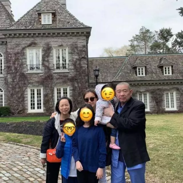 四百億富婆甘比現身開會,髮型邋遢像村姑,把十萬衣服穿成地攤貨!