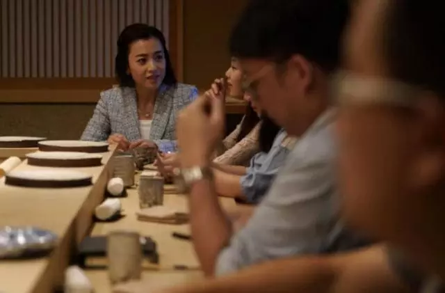 四百億富婆甘比現身開會,髮型邋遢像村姑,把十萬衣服穿成地攤貨!