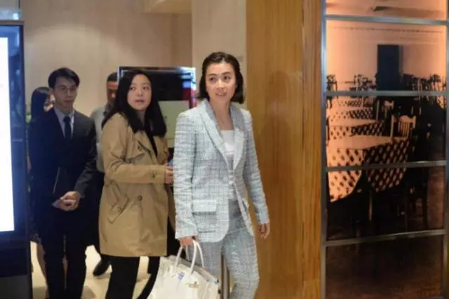 四百億富婆甘比現身開會,髮型邋遢像村姑,把十萬衣服穿成地攤貨!