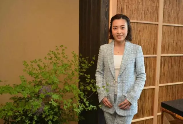 四百億富婆甘比現身開會,髮型邋遢像村姑,把十萬衣服穿成地攤貨!