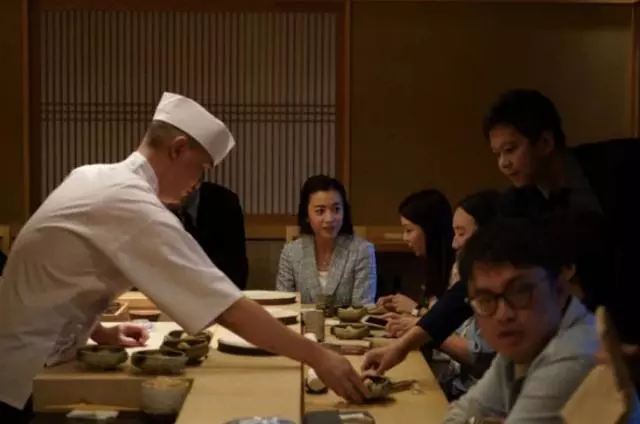 四百億富婆甘比現身開會,髮型邋遢像村姑,把十萬衣服穿成地攤貨!