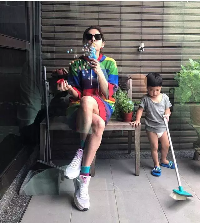 Ella吹泡泡兒子搞衛生,老公跪地拍美照畫風很清奇~~~