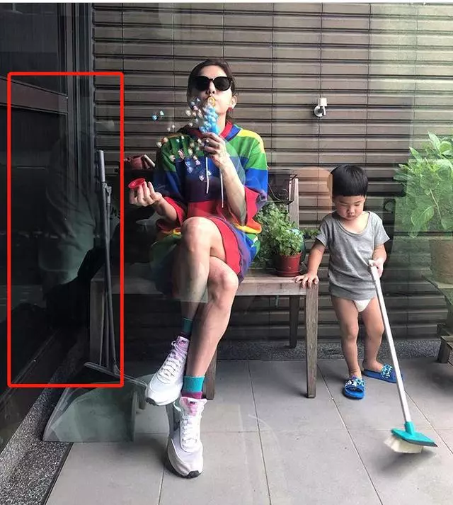 Ella吹泡泡兒子搞衛生,老公跪地拍美照畫風很清奇~~~