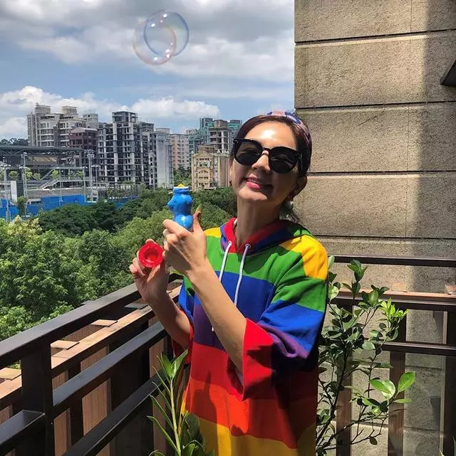 Ella吹泡泡兒子搞衛生,老公跪地拍美照畫風很清奇~~~