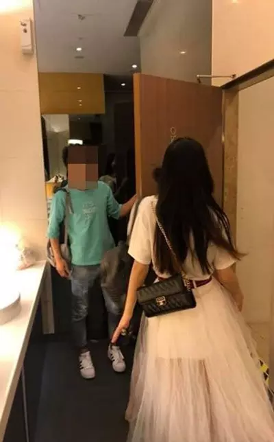 保護女友?網民面子書群組報料!男子跟女友進女廁