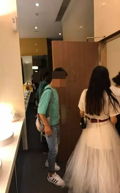 保護女友?網民面子書群組報料!男子跟女友進女廁