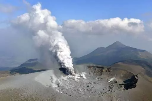 火山噴出超萌「粉紅巨貓」照片被瘋傳 網友笑翻:終於要統治地球了嗎?