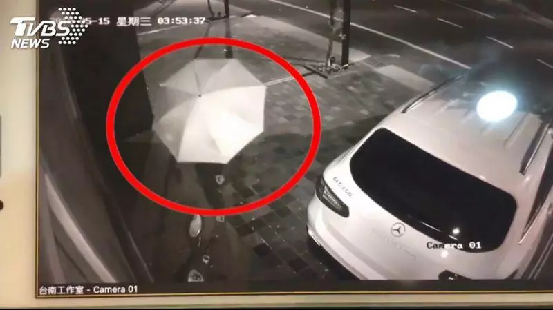 怪客隨機灌三秒膠 晴天撐傘遮掩仍露餡