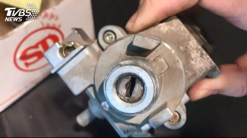 怪客隨機灌三秒膠 晴天撐傘遮掩仍露餡